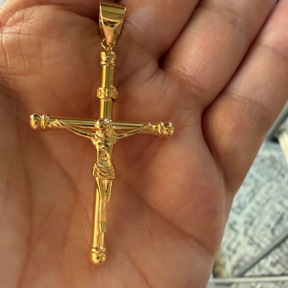 SOLD 🍀 18K Solid Gold Crucifix Pendant - Picture 6 of 6